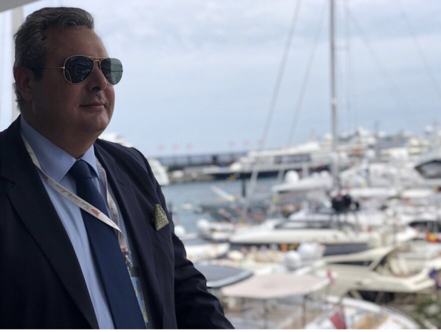 Αδωνις κατά Καμμένου: Ζει ζωάρα στο Μονακό