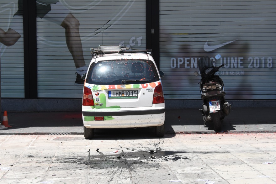 Φωτογραφίες: Κουκουλοφόροι πέταξαν αβγά στους διαδηλωτές ΓΣΕΕ-ΑΔΕΔΥ