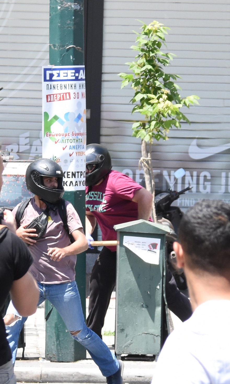 Φωτογραφίες: Κουκουλοφόροι πέταξαν αβγά στους διαδηλωτές ΓΣΕΕ-ΑΔΕΔΥ