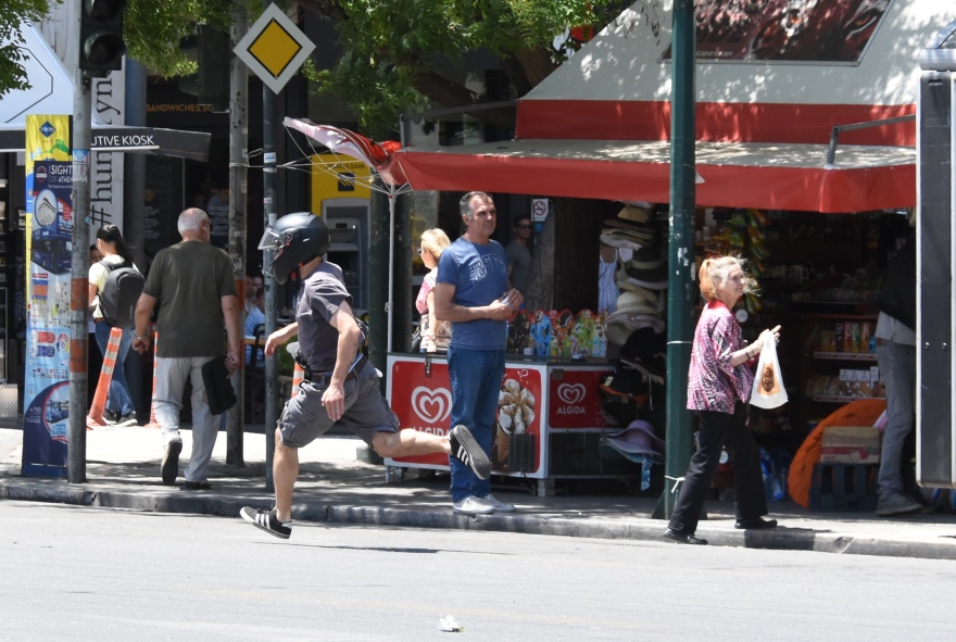 Φωτογραφίες: Κουκουλοφόροι πέταξαν αβγά στους διαδηλωτές ΓΣΕΕ-ΑΔΕΔΥ