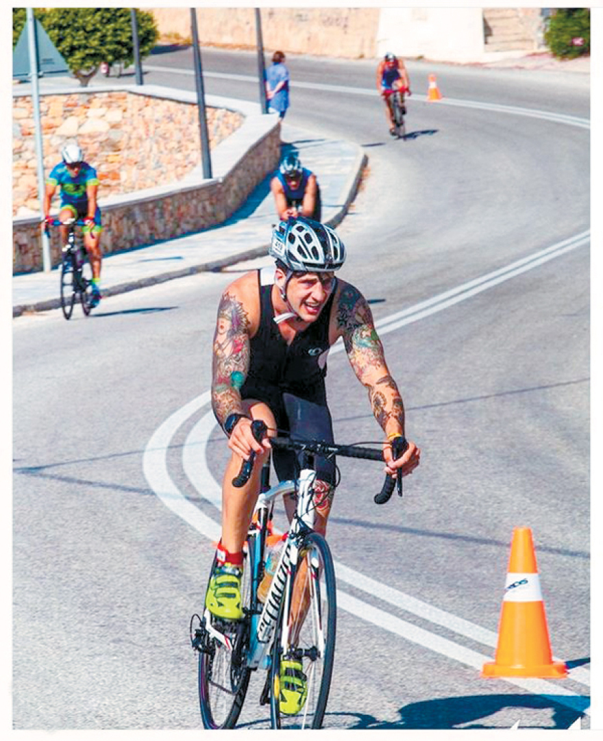 Ηλίας  Μπόγδανος: O frontman της πιο cool ελληνικής μπάντας μόλις έσπασε έναν πολυέλαιο