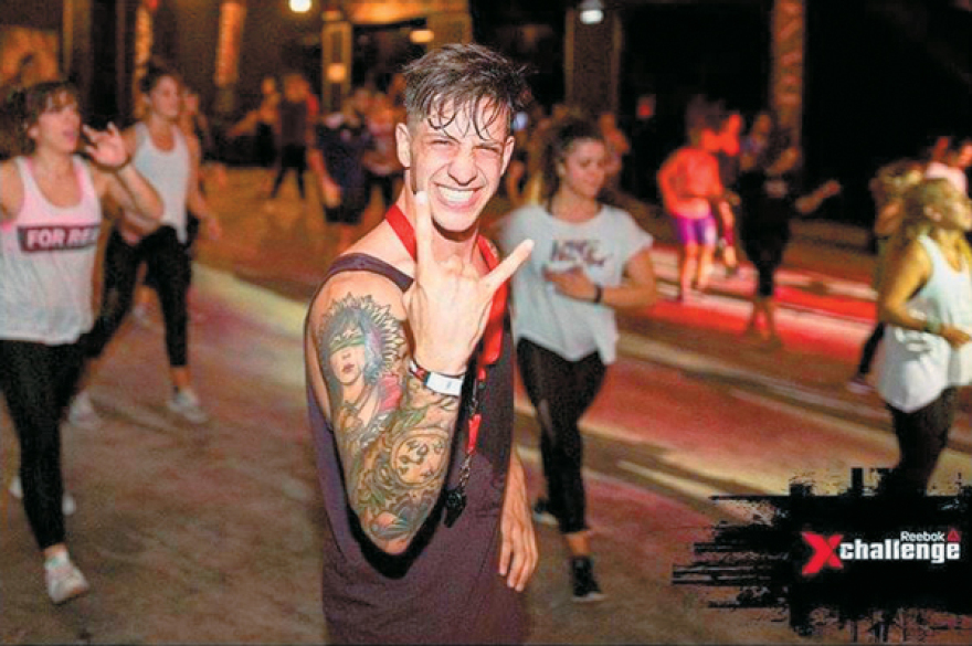 Ηλίας  Μπόγδανος: O frontman της πιο cool ελληνικής μπάντας μόλις έσπασε έναν πολυέλαιο