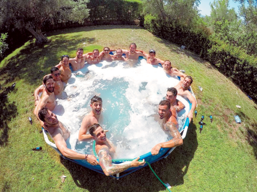 Ηλίας  Μπόγδανος: O frontman της πιο cool ελληνικής μπάντας μόλις έσπασε έναν πολυέλαιο