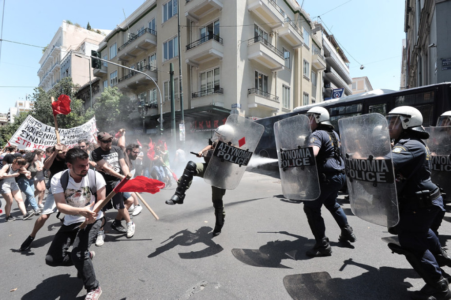 Βίντεο: Ένταση και χημικά με φοιτητές έξω από τα γραφεία του ΣΕΒ