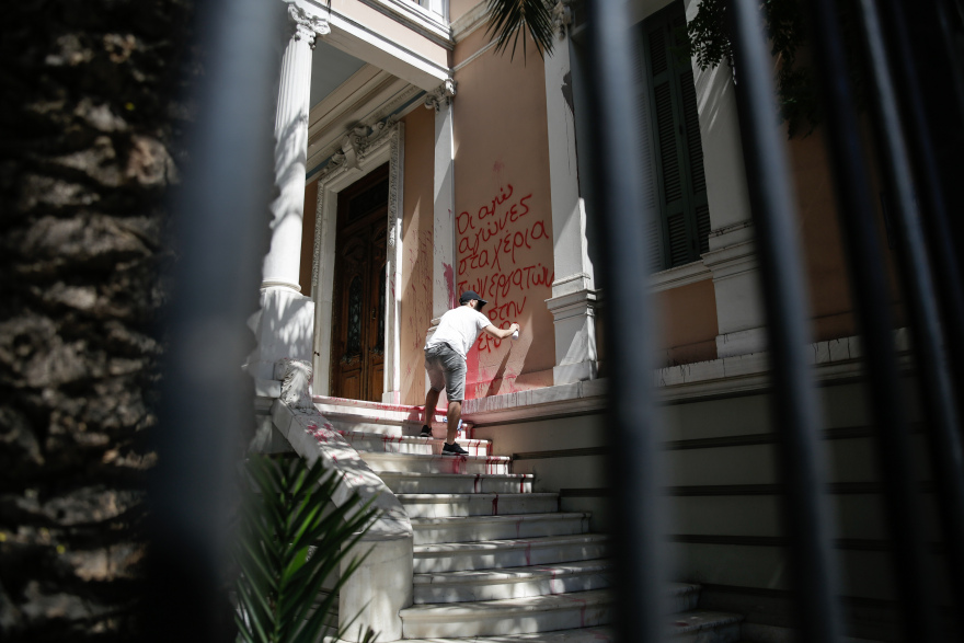 Φωτογραφίες: Κουκουλοφόροι πέταξαν αβγά στους διαδηλωτές ΓΣΕΕ-ΑΔΕΔΥ