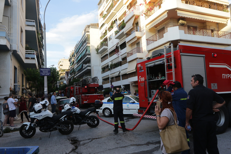 Πυρκαγιά στην Καλλιθέα: Με εγκαύματα νοσηλεύεται 35χρονη - Τέσσερις με αναπνευστικά προβλήματα