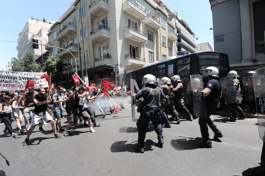 Βίντεο: Ένταση και χημικά με φοιτητές έξω από τα γραφεία του ΣΕΒ