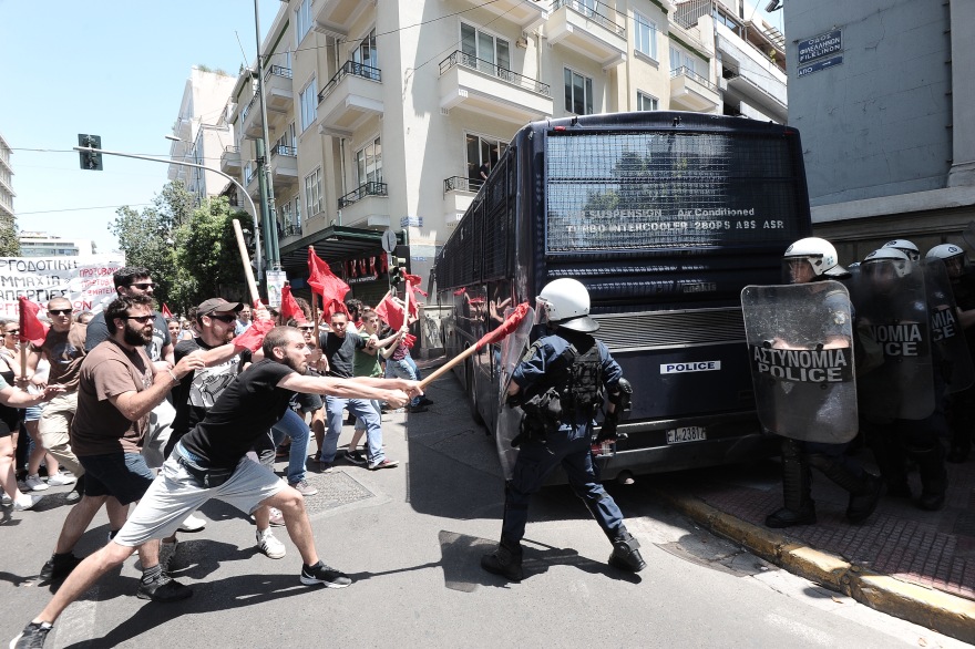 Βίντεο: Ένταση και χημικά με φοιτητές έξω από τα γραφεία του ΣΕΒ