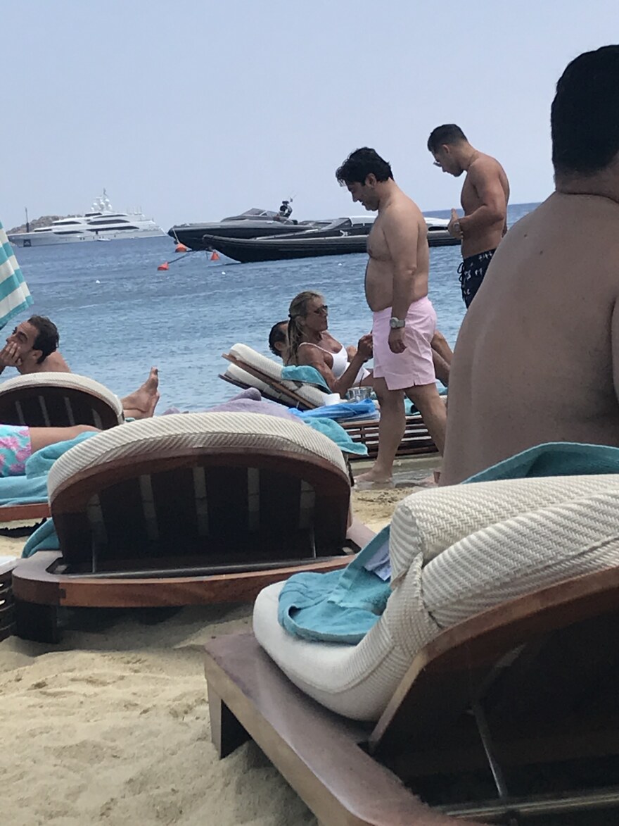 Μύκονος: Οι συνήθεις ύποπτοι, o spaceman Λάκης και οι magnum υπερβολές