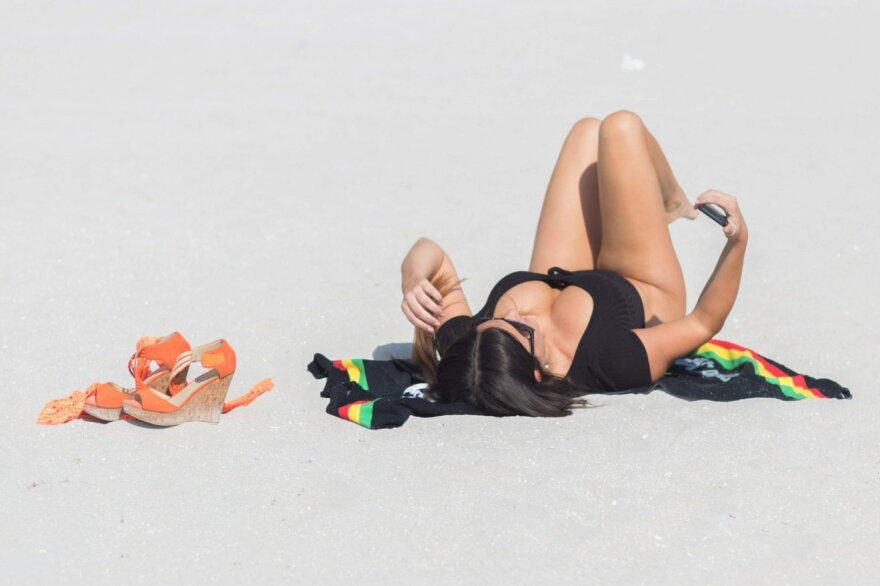 Οι φωτογράφοι «τσάκωσαν» την Claudia Romani να βγάζει σέξι selfies 