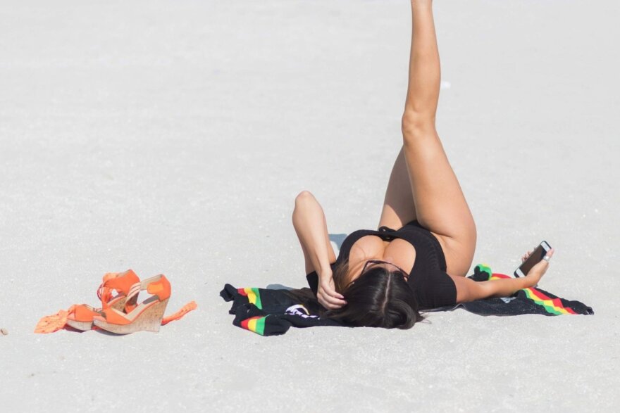 Οι φωτογράφοι «τσάκωσαν» την Claudia Romani να βγάζει σέξι selfies 