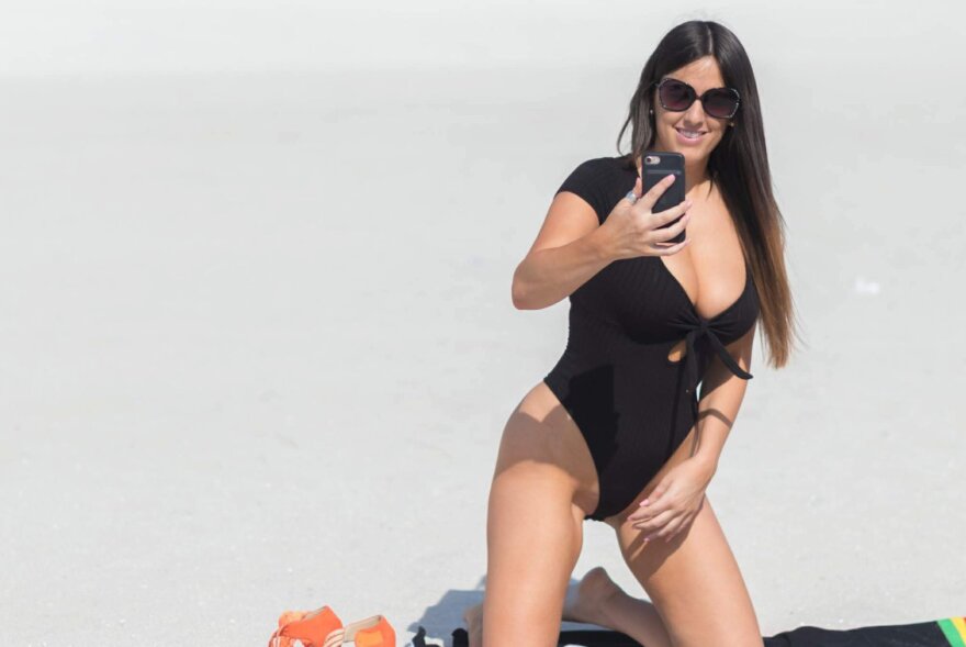 Οι φωτογράφοι «τσάκωσαν» την Claudia Romani να βγάζει σέξι selfies 