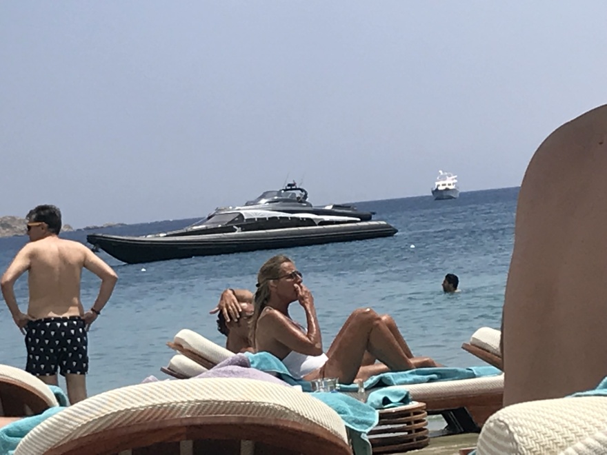 Μύκονος: Οι συνήθεις ύποπτοι, o spaceman Λάκης και οι magnum υπερβολές