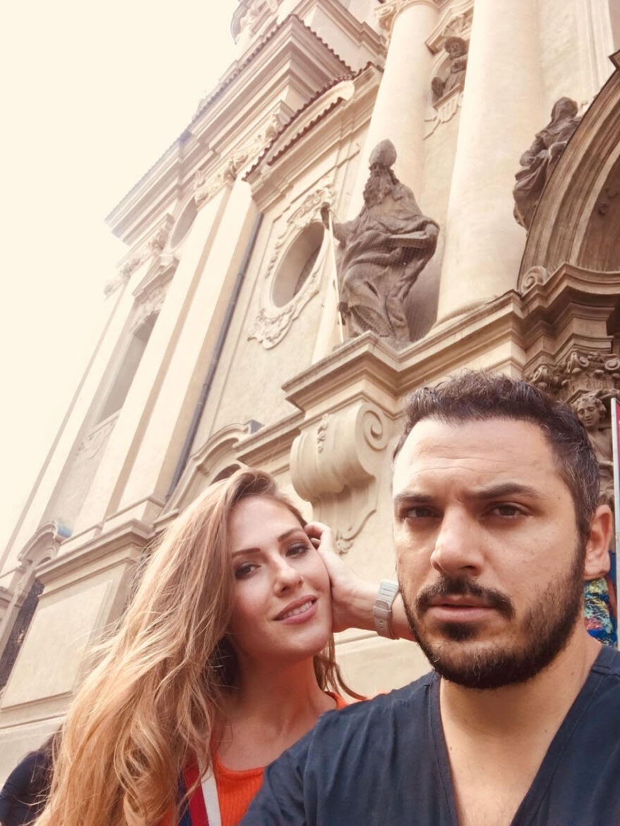 Κώστας Δόξας: Απόδραση με τη σύζυγο του Μαρία και την κόρη τους στην Τσεχία