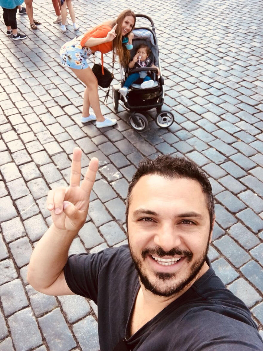 Κώστας Δόξας: Απόδραση με τη σύζυγο του Μαρία και την κόρη τους στην Τσεχία