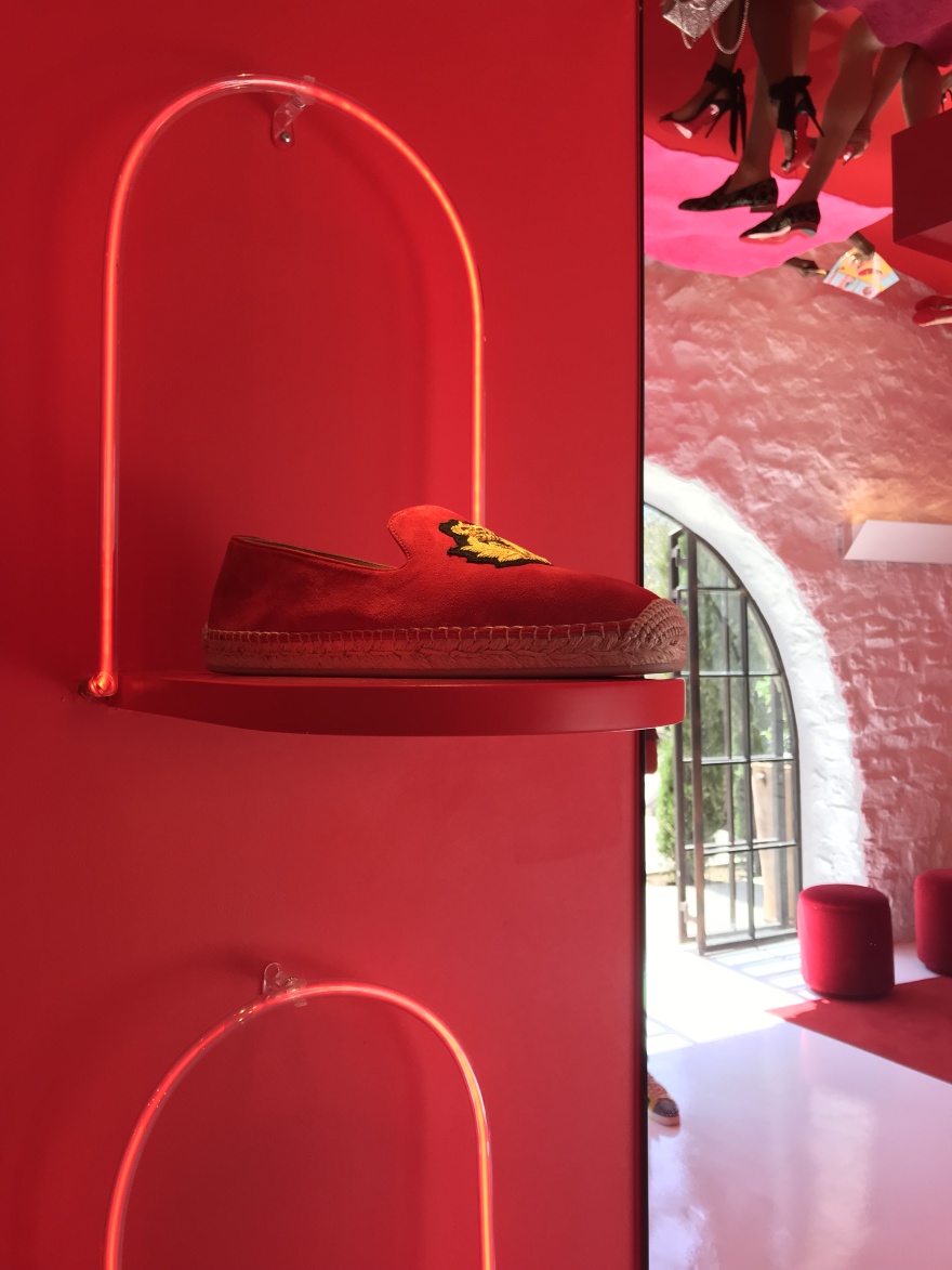 Μύκονος: Οι συνήθεις ύποπτοι, o spaceman Λάκης και οι magnum υπερβολές