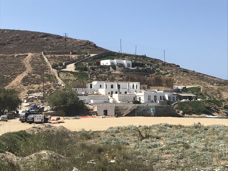 Μύκονος: Οι συνήθεις ύποπτοι, o spaceman Λάκης και οι magnum υπερβολές