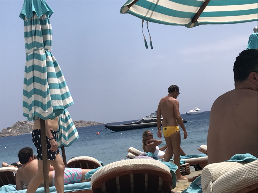 Μύκονος: Οι συνήθεις ύποπτοι, o spaceman Λάκης και οι magnum υπερβολές