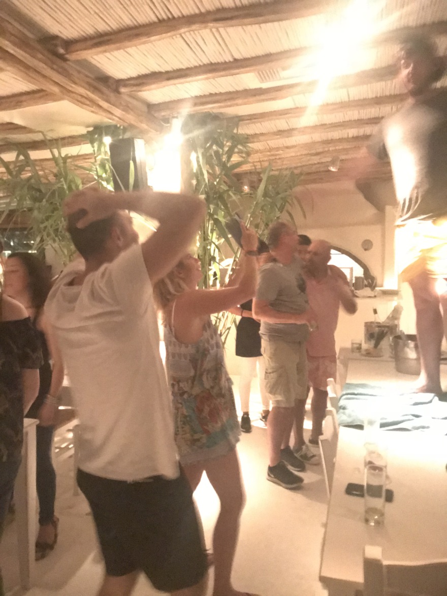 Μύκονος: Οι συνήθεις ύποπτοι, o spaceman Λάκης και οι magnum υπερβολές