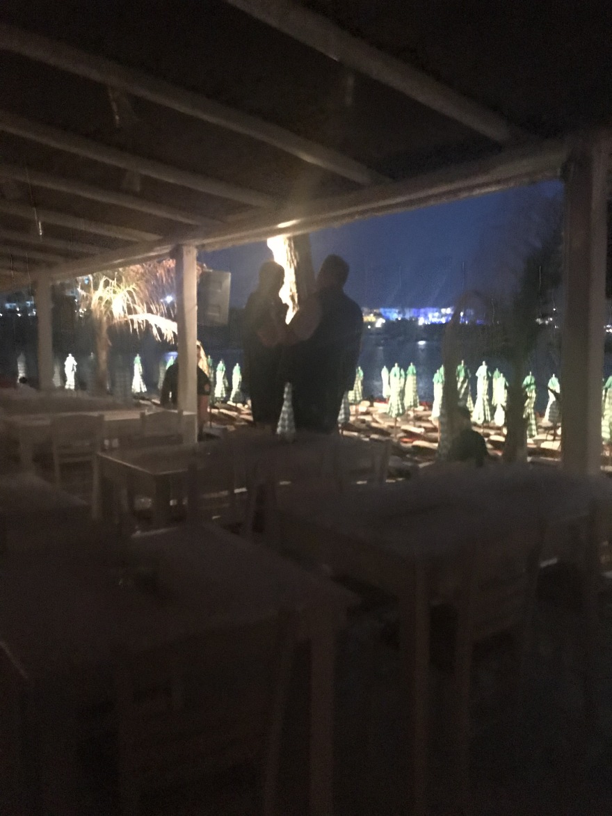 Μύκονος: Οι συνήθεις ύποπτοι, o spaceman Λάκης και οι magnum υπερβολές