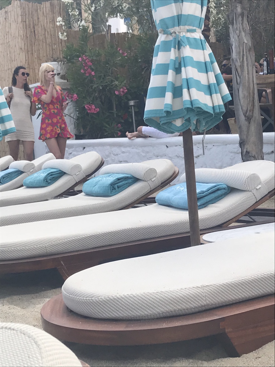 Μύκονος: Οι συνήθεις ύποπτοι, o spaceman Λάκης και οι magnum υπερβολές