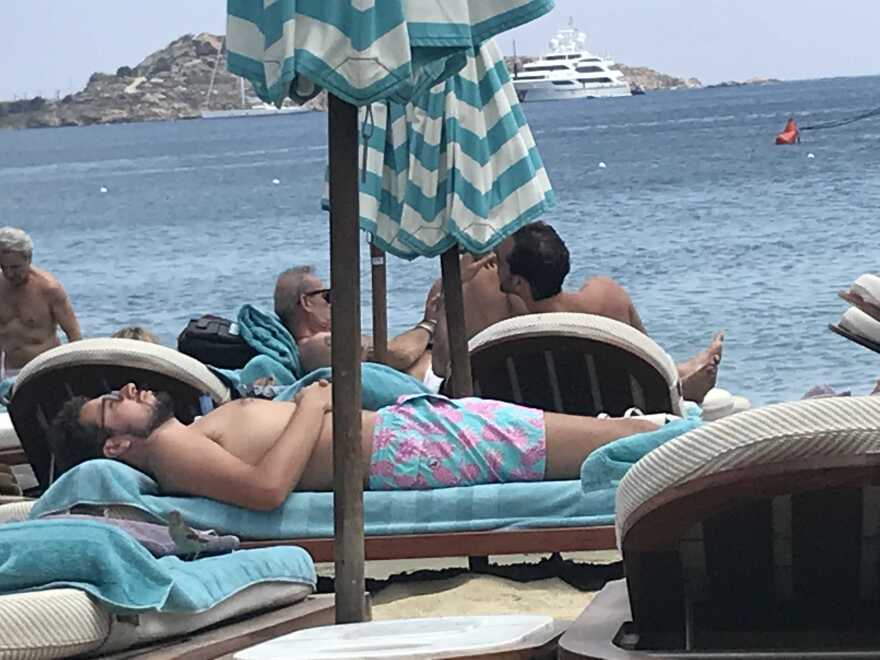 Μύκονος: Οι συνήθεις ύποπτοι, o spaceman Λάκης και οι magnum υπερβολές