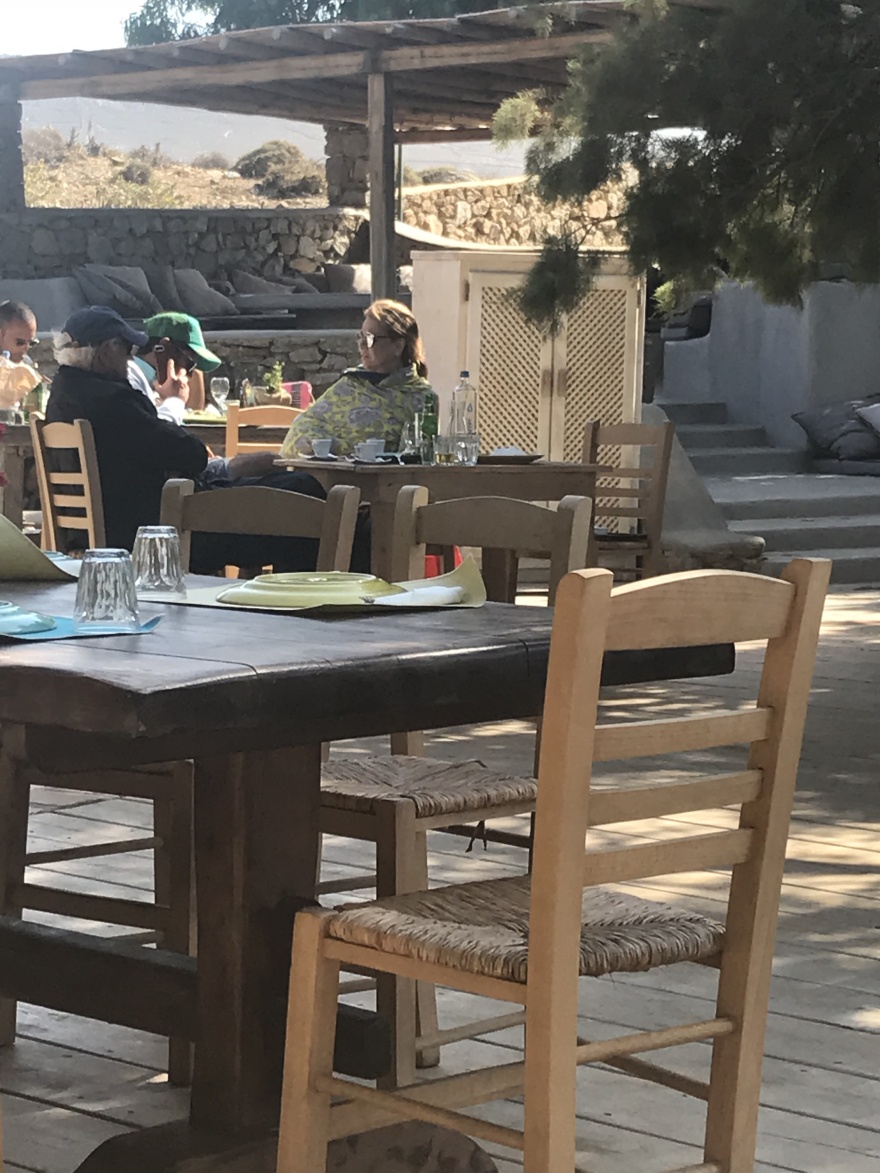 Μύκονος: Οι συνήθεις ύποπτοι, o spaceman Λάκης και οι magnum υπερβολές