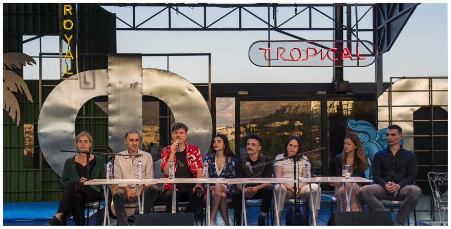 Οι εκπλήξεις του Φοίβου Δεληβοριά στη μαγική «Ταράτσα» του