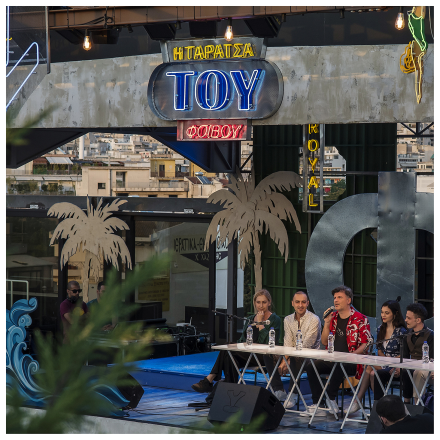 Οι εκπλήξεις του Φοίβου Δεληβοριά στη μαγική «Ταράτσα» του