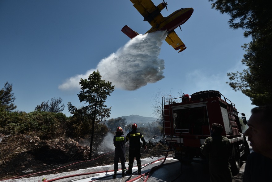 Φωτιά στο άλσος Συγγρού: Ένα Canadair και δύο PZL έσβησαν τις φλόγες