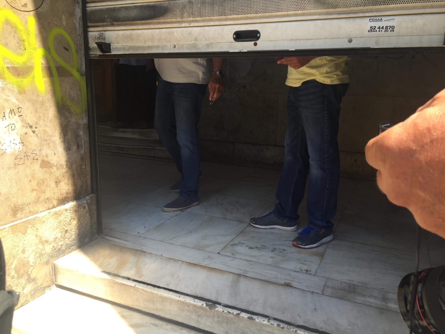 Αναρχικοί τα έσπασαν στο υπ. Ανάπτυξης για τον Κουφοντίνα