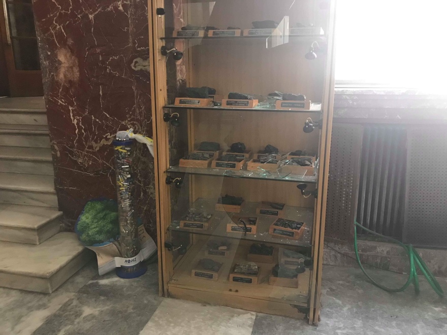 Αναρχικοί τα έσπασαν στο υπ. Ανάπτυξης για τον Κουφοντίνα