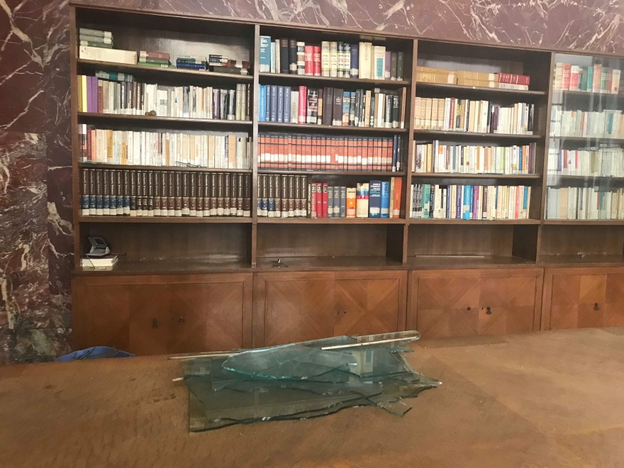 Αναρχικοί τα έσπασαν στο υπ. Ανάπτυξης για τον Κουφοντίνα