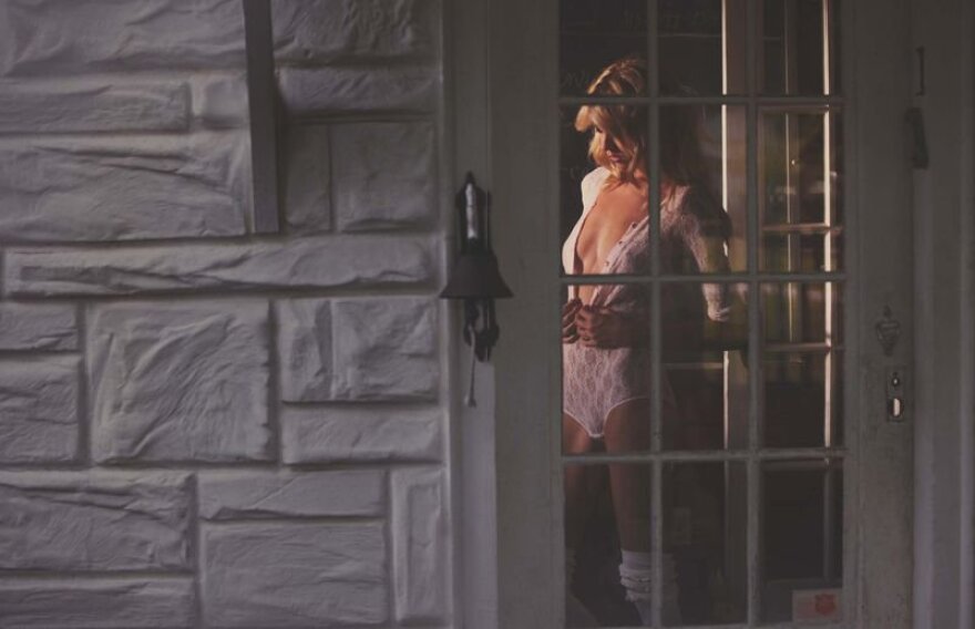 Martha Hunt: Το «αγγελάκι» πέταξε τα ρούχα του 