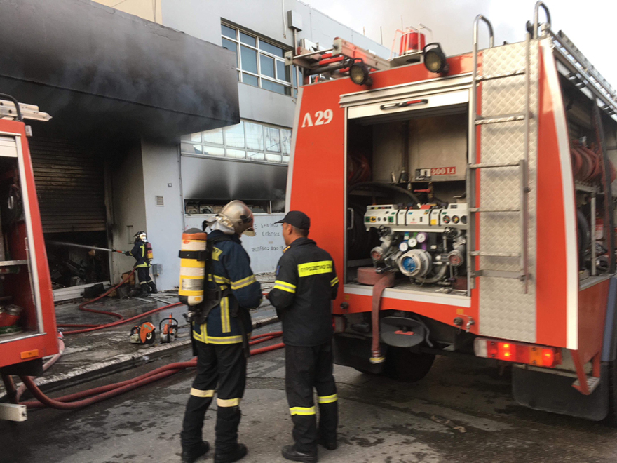 Περιστέρι: Ζημιές σε σπίτια από τη μεγάλη φωτιά σε επιχείρηση με ηλεκτρικά