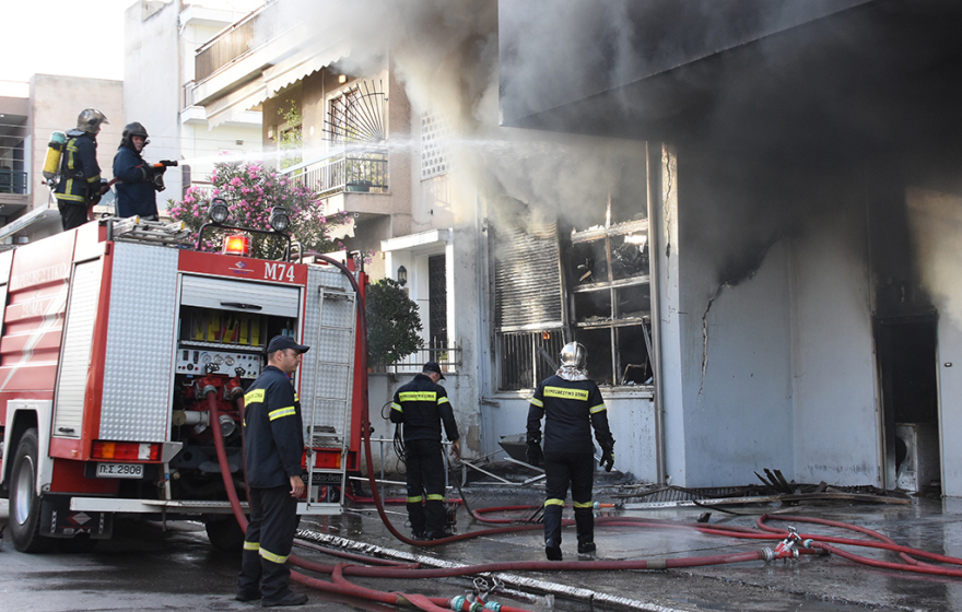 Περιστέρι: Ζημιές σε σπίτια από τη μεγάλη φωτιά σε επιχείρηση με ηλεκτρικά