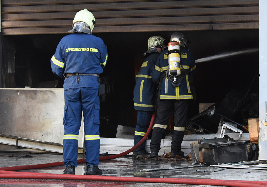 Περιστέρι: Ζημιές σε σπίτια από τη μεγάλη φωτιά σε επιχείρηση με ηλεκτρικά