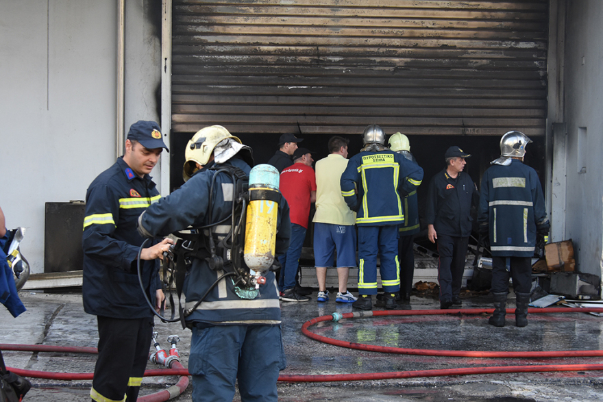 Περιστέρι: Ζημιές σε σπίτια από τη μεγάλη φωτιά σε επιχείρηση με ηλεκτρικά