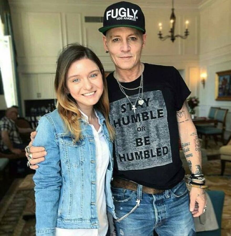 «Ο Τζόνι Ντεπ δεν είναι άρρωστος» διαβεβαιώνει κοντινό του πρόσωπο  - Aνανεωμένος μετά τις σοκαριστικές φωτογραφίες