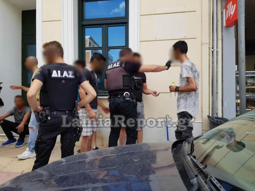 Λαμία: Ρομά «άνοιξαν» κεφάλια με καδρόνια στην πλατεία Πάρκου