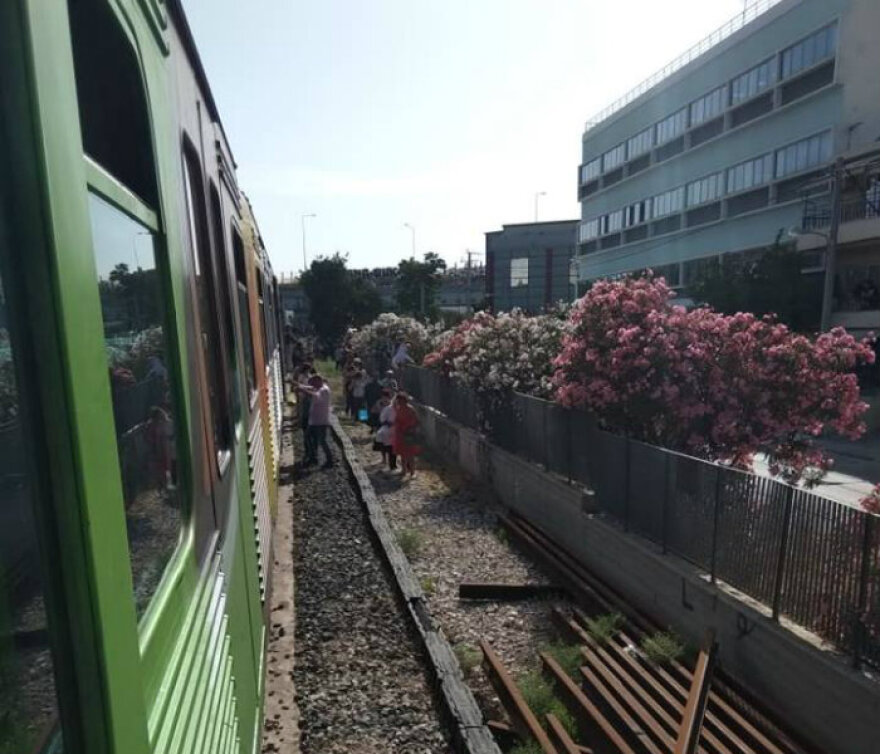 Έπεσε δέντρο στη γραμμή του ΗΣΑΠ στο Μοσχάτο
