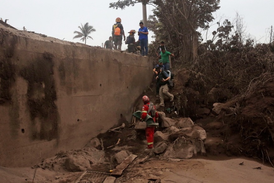 Ζωή στις στάχτες: Βρέφος βρέθηκε ζωντανό μετά την έκρηξη του ηφαιστείου στη Γουατεμάλα