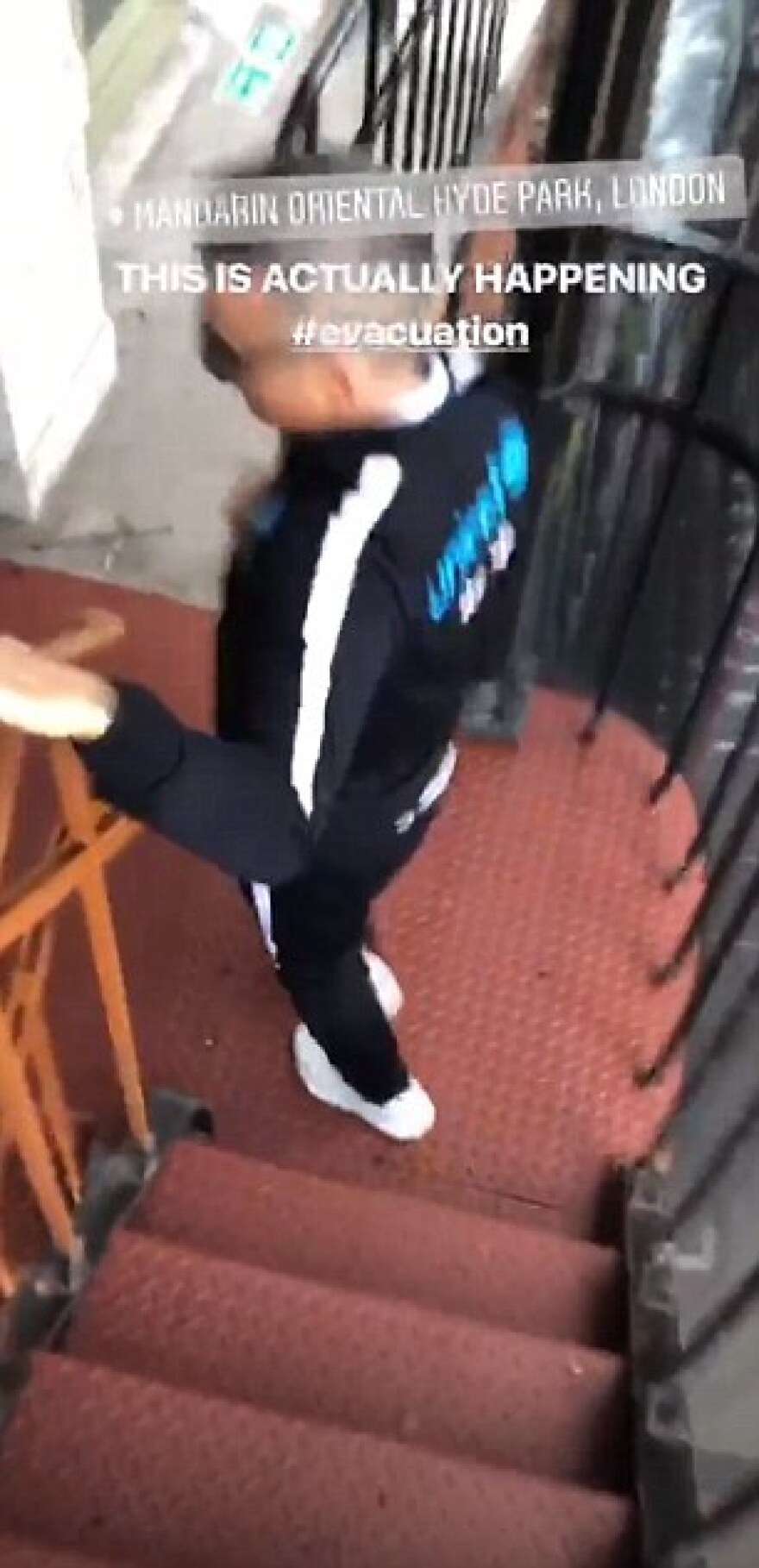 Φωτογραφίες: Ο Robbie Williams τρέχει να σωθεί από τη φωτιά στο ξενοδοχείο Mandarin 