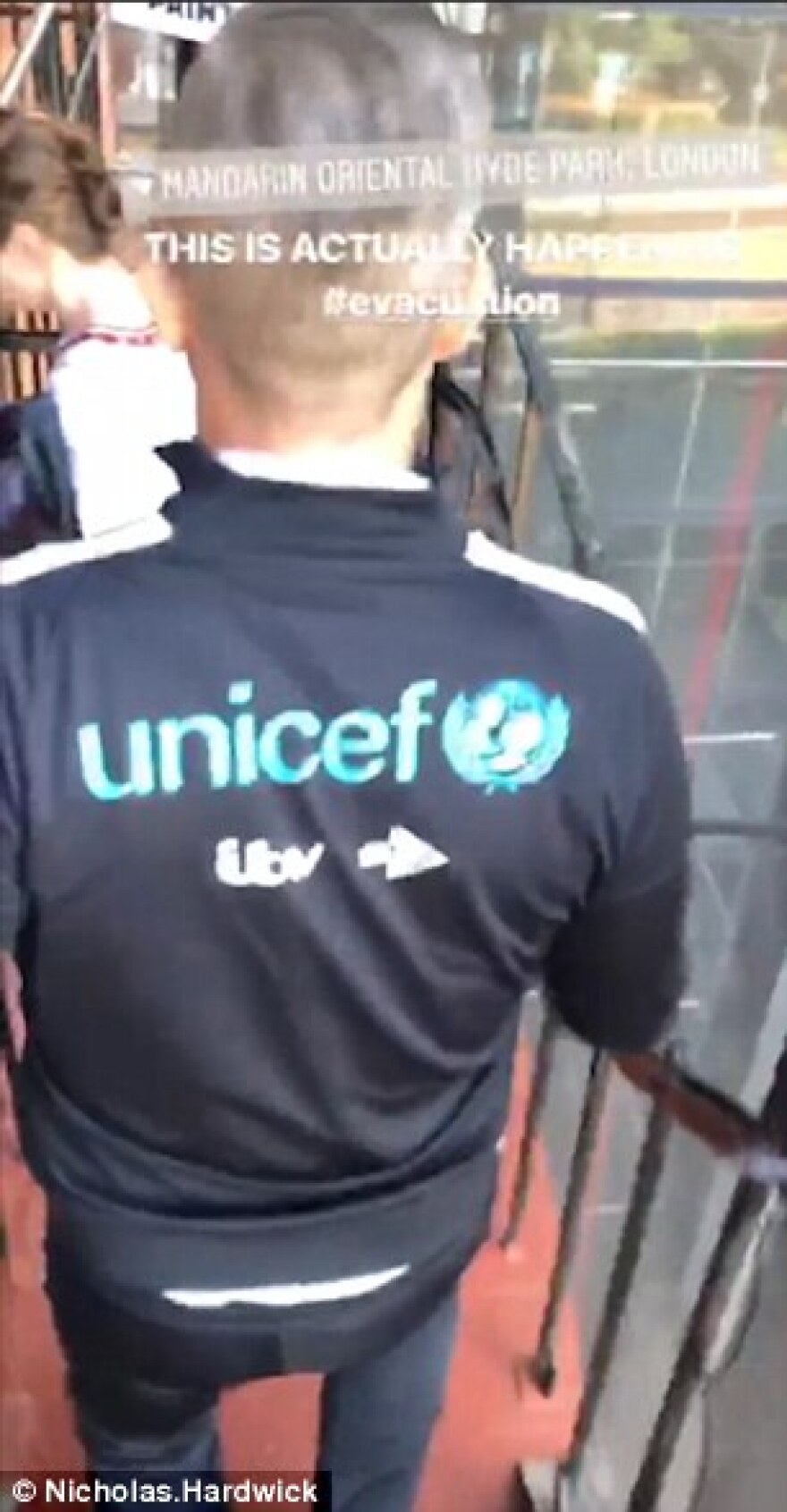 Φωτογραφίες: Ο Robbie Williams τρέχει να σωθεί από τη φωτιά στο ξενοδοχείο Mandarin 