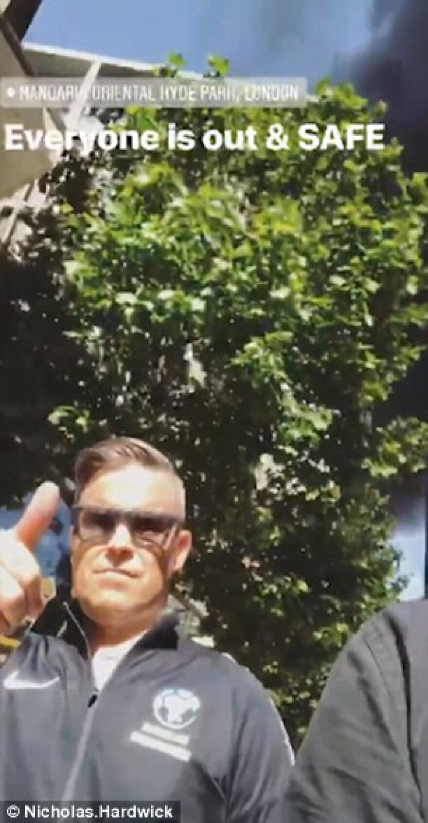 Φωτογραφίες: Ο Robbie Williams τρέχει να σωθεί από τη φωτιά στο ξενοδοχείο Mandarin 