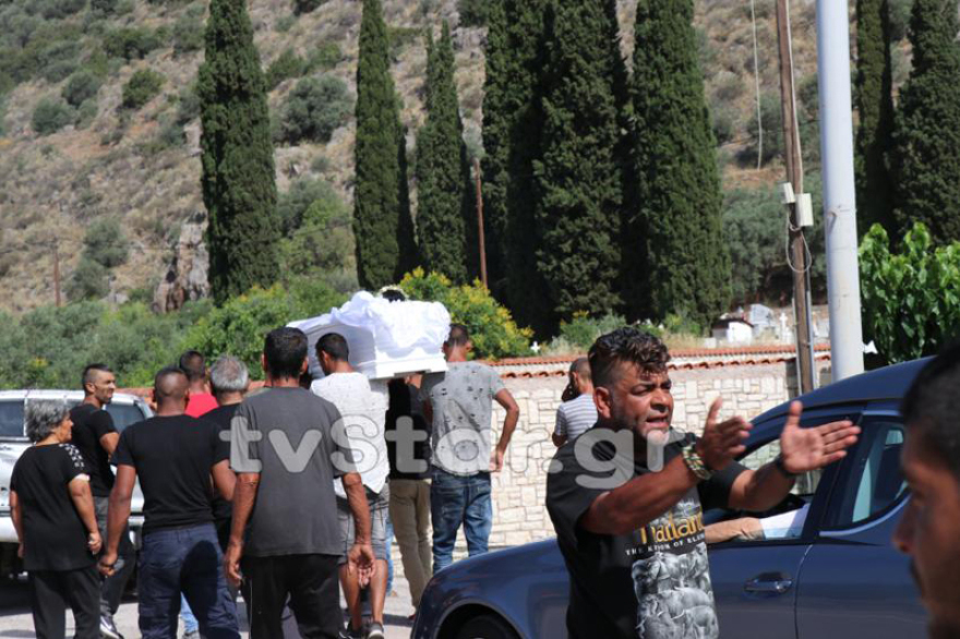 Ένταση στην Άμφισσα: Οδοφράγματα και επεισόδια μετά την κηδεία της 13χρονης 