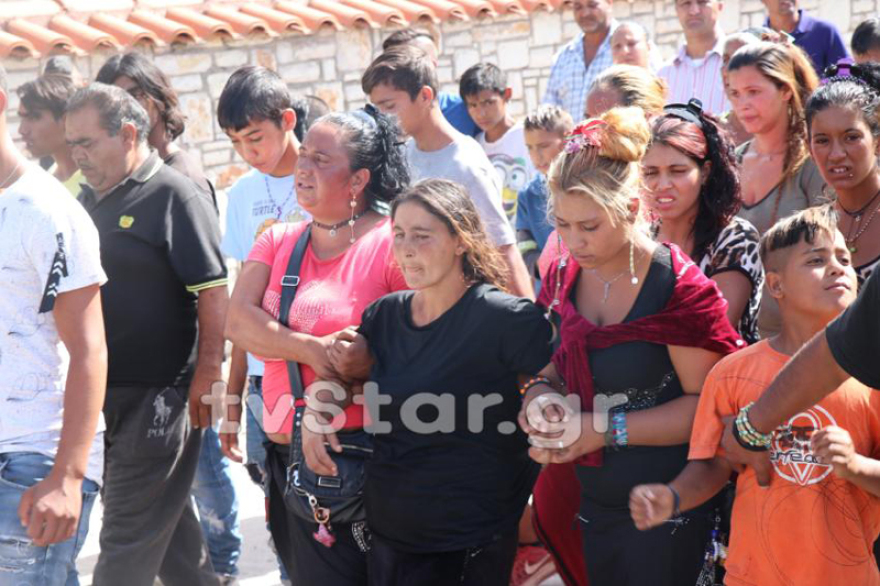 Ένταση στην Άμφισσα: Οδοφράγματα και επεισόδια μετά την κηδεία της 13χρονης 