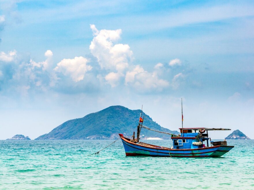 Τravel + Leisure: Σε ποιο ελληνικό νησί βρίσκεται η παραλία με τα πιο... γαλάζια νερά;