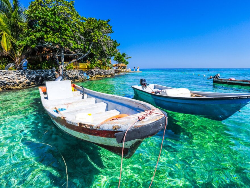 Τravel + Leisure: Σε ποιο ελληνικό νησί βρίσκεται η παραλία με τα πιο... γαλάζια νερά;