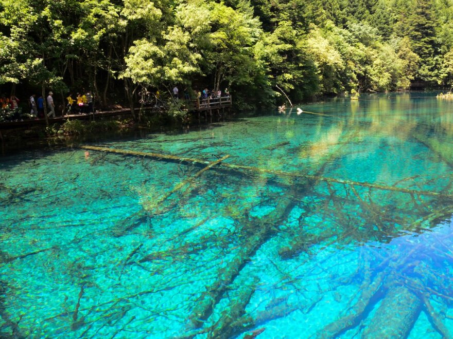 Τravel + Leisure: Σε ποιο ελληνικό νησί βρίσκεται η παραλία με τα πιο... γαλάζια νερά;